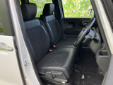前席は背もたれと座面にゆとりを感じる形状で、運転席からの視界も開放的。落ち着いた色合いのシートで、毎日の移動を快適に過ごしたい方におすすめです。