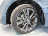 トヨタ純正アルミホイール。タイヤサイズは、215/45R17です。
