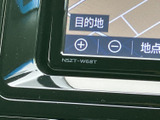 画面には目的地や地図表示に関する項目が見え、行き先の設定時にも確認しやすい構成です。画面下部の拡大・縮小表示も分かりやすく、日常の移動をサポートしてくれます。