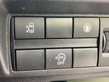 運転席まわりには複数のスイッチがまとまり、各マークを見ながら必要な機能を確認できます。表示が正面から見やすく、走行前に装備を把握しやすいレイアウトです。