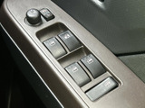 窓の開閉スイッチが手元に集まり、各窓のボタンを見分けやすい配置です。運転席から操作しやすく、換気したい時や同乗者が窓を開けたい時にも便利に使えます。