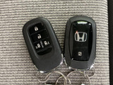 リモコンキーが2個そろい、ボタンには施錠・解錠などのマークが見やすく配置されています。乗り降りの際に使うキーをそれぞれ持てるので、ご家族での利用にも便利です。