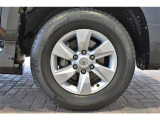 純正17インチアルミ、タイヤサイズは265/65R17です。