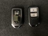 スマートキーを装備しています。鍵を差し込むことなくドアロックの開け閉めと、スタートボタン操作でのエンジンスタートができます。スペアキーも同じものを用意しております。