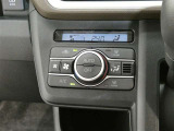 「AUTO」スイッチで車内の温度を一定に保ってくれるオートエアコン 快適装備の代名詞 もちろんマニュアル操作も可能ですよ
