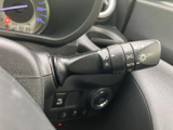レバーには照明や方向指示に関する表示がまとめられ、運転席から目で確認しやすい配置です。必要な操作を手元で行えるため、夜間や交差点など日常の運転を支えます。