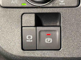 指先だけで簡単に操作が可能な電動パーキングブレーキを採用。「HOLD」スイッチを押すと、渋滞や信号待ちなどでブレーキペダルから足を離しても、ブレーキを保持するので安心です