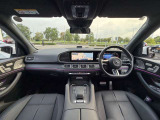 広々とした運転席まわりは、見晴らしと操作性に配慮された設計。パノラミックルーフが室内に明るさをもたらします。