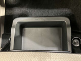 【助手席シートアンダーボックス】運転用の替え靴や、車内に常備したいこども用品、着替えた服などを収納できます★