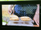 テレビ番組を画面で視聴できる装備です。停車中の休憩時間に映像を楽しめるため、車内で過ごすひとときの気分転換にも役立ちます。画面表示も見やすく、扱いやすい装備です。