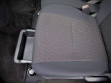 ご覧のとおり、助手席シ-ト下にはちょっとした荷物スペ-スが有るんです。  何を入れてどんなふうに使うかはアナタ次第です♪