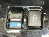 【e-Pedal】アクセルペダルだけで加速、減速、停止までができるので足の踏み変えなく運転できます