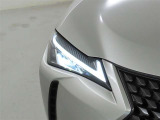 精悍な目つきのLEDヘッドランプを装備しております。