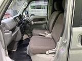 シンプルな操作性で、誰でも簡単に運転できます。必要な情報を一目で確認できるメーター類は、安全運転をサポートします。快適なドライブをお楽しみください。