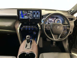 運転席周りのレイアウトをご覧ください。ナビゲーションが綺麗に装着されすっきり収まってますね!