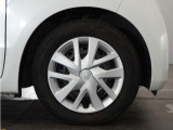 ◆純正ホイール装着車◆シンプルなデザインのホイールキャップ付きです。