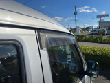 ドアバイザー装備で雨の日でも換気が出来ます!