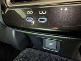 充電用USB付き。スマートフォンなどの充電に便利です。