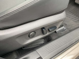 【運転席パワーシート】車の運転席の位置や角度を電動で調節が可能です。レバーを引っ張ったり手で力を入れたりせず、スイッチを軽く押すだけで、自分にぴったりの位置に細かく合わせられます。