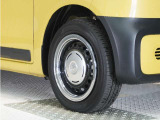 ◆純正ホイール装着車◆シンプルなデザインのホイールキャップ付きです。