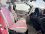 ゆったりと座れる運転席シートですのでストレスなく運転が出来ますよ!