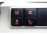 【ecoモード・EVモード切替スイッチ】燃費を重視した【ecoモード】や夜間や早朝・住宅街などでご使用いただくことが多い【EVモード】に切り替えるときには運転席横のスイッチを使用します。