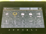 テレビやラジオ、音楽再生などのメニューがアイコンで並び、使いたい項目を選びやすい画面です。音源を切り替える際も一覧で確認でき、日々の移動に合わせて活用できます。