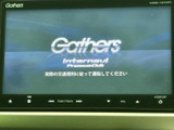 ナビ画面と操作ボタンがまとまり、行き先検索や音楽選びを画面から行えます。表示が見やすく、目的地までの確認や普段使いのオーディオ操作にも活用できます。