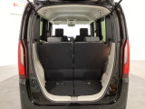 開口部も広く荷物の積み下ろしもしやすいお車となっております。シートの背もたれは5:5の割合で背もたれを可倒でき、前後のシートスライドもできるので荷室をひろげることができます。