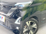 【LEDヘッドライト】悪天候や夜間走行時も良好な視界を確保し安心して運転できる高輝度LEDヘッドライトを装備!点灯速度が早く、消費電力も抑えられています。