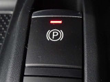 【電動パーキングブレーキスイッチ】オートホールドをONにすると、ブレーキを踏んで停車したときにペダルから足を離しても停車状態を維持!オートホールドをOFFにすることで手動解除のサイドブレーキに!