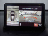 【360&deg;ビュー・モニター】専用カメラにより上から見下ろしたような視点で360度クルマの周囲を確認することができます。駐車が苦手な方でも縦列駐車や幅寄せ時に活躍してくれます。