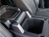 小物収納スペースを各所に配置。ドライブに必要な小物類もすっきりと収納でき、車内を快適に保ちます。