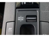 燃費をより向上させるエコドライブモードとパワフルな走行を愉しめるスポーツモードを選べるスイッチが付いております!