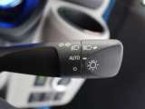 周囲が暗くなると自動でヘッドライトを点灯するオートライト機能付き。周囲が明るくなると自動で消灯します。