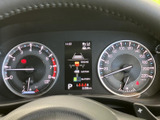 速度やエンジン回転数などの情報が運転席正面に集まり、中央の表示も含めて確認しやすい配置です。必要な情報をひと目で把握しやすく、日々の運転を支えます。