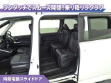 両側パワースライドドアなので、荷物で手がいっぱいの時でも無理なく開ける事が出来ます。