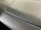 【助手席エアバッグ】SRSエアバッグとはシートベルトの働きを補助して衝突した時に乗員の衝撃を軽減するシートベルト併用式エアバッグ。前面衝突時に瞬時に膨らみ、頭部と胸部の衝撃を軽減します。