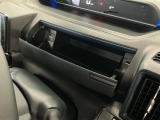 【インパネアッパーボックス】サッと取り出せてサッとしまえる、運転席の目の前にはボックスが装備されております!薄型のボックスティッシュなど収納可能☆