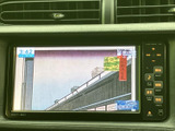 テレビ映像を楽しめる画面を備えており、停車中の休憩時間にも視聴できます。画面の内容を確認しながら使えるため、車内で過ごすひとときに便利な装備として活用いただけます。