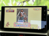 画面には映像コンテンツが表示され、タッチ操作のアイコンも見やすく配置されています。ドライブ中の同乗者向けのエンターテインメントとして、車内で便利に活用できます。