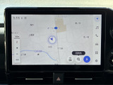 地図上で現在地や周辺の道路を確認でき、目的地の設定にも活用できます。画面に情報が整理されて表示されるため、行き先を確認しながら移動の予定を立てやすい装備です。