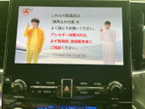 テレビ番組を楽しめる画面を備え、停車中の待ち時間にも映像を視聴できます。画面上で番組内容を確認しながら過ごせるため、休憩時や同乗者を待つ場面にも便利にお使いいただけます。