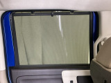 ロールサンシェイドは、太陽光を防ぐので冷房の効きを良くする効果もあるんです。エアコンを控えめにすれば燃費向上も期待できます