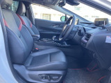 身体を支える形状の前席と、運転席まわりを見渡しやすい配置が印象的です。ドア側から乗り込む際も足元にゆとりがあり、日々の移動を落ち着いて過ごせる空間になっています。