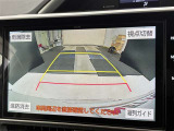 こちらのバックカメラは画面にラインが表示されておりますので、バック持のクルマの進行方向の目安になります。より高いレベルで車庫入れをサポートする、便利な機能ですね。