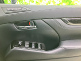 ドアまわりに窓やミラーのスイッチがまとまり、運転席から手を伸ばしやすい配置です。各スイッチを確認しながら操作でき、乗車前後の日常的な調整にも便利にお使いいただけます。