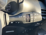 レバー上には各機能を示す表示がまとまり、運転席から目に入りやすい配置です。必要な操作を確認しやすく、運転中の視線移動を抑えながら扱える便利な装備として活躍します。