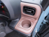 カップホルダーは運転席や助手席からちょうど手の届く位置です!!
