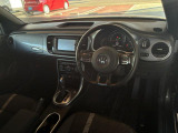 車に乗り込む際に見える景色です。ナビがちょっと運転席側に傾いており、走行中に視線を正面から離れない様に考えてデザインしております。